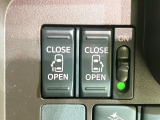 【両側パワースライドドア】スマートキーや運転席のスイッチで後席両側スライドドアの開閉が可能♪電動だから力を入れてドアを開ける必要が無く、小さなお子様でも簡単に開け閉めでき快適です♪