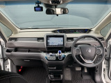 運転席周りです。カップホルダーや小物の収納などは必須ですよね!!使い勝手の良いつくりになっております!!