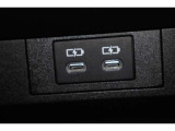 センターコンソールボックス内にも給電用のUSB端子(Type-C)を装備しています。