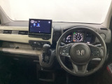 車内は光触媒抗菌消臭施工済です。インパネ周りはスタイリッシュなデザインで機能や装備も充実しています。グローブボックスやカップホルダーのほかにトレーなどたくさんの収納スペースが付いています。