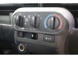 マニュアルエアコンのお車です!直感的な操作で車内の温度を調節することができます!