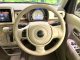 インテリアに合わせたデザインのステアリングは、運転される方のことも考え、運転しやすい形状、大きさです。是非一度、実際に触ってお確かめください。