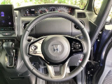 本革ハンドルの後ろには7速パドルシフトがあります。指先で操る事で、マニュアル車感覚のシフトチェンジが楽しめます。また、右にクルーズコントロール、左にオーディオリモコンスイッチがあります。