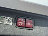 2階ショールームにはキッズスペースを完備しておりますので、お子様から目を離す事なくゆっくりと商談を進められます。是非ご家族皆さまでご来店下さいませ。メルセデス・ベンツの塗り絵などのおまけもあるかも?!