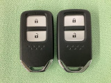 スマートキーを装備しています。鍵を差し込むことなくドアロックの開け閉めと、スタートボタン操作でのエンジンスタートができます。スペアキーも同じものを用意しております。