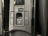 指先でパーキングブレーキの操作ができます。ブレーキホールドもついているので停止中に、ブレーキペダルから足を離しても停止状態を維持し続けてくれます。信号待ちなどの際に非常に便利です。