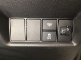 ハンドルの右側にはヘッドライトレベライザーとVSA(ABS+TCS+横滑り抑制)の解除スイッチがついています。ヘッドライトレベライザーは道路状況や積荷の加重に応じてライトの高さを調節できます。
