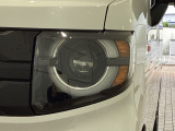 LEDヘッドライトは、点灯の瞬間から最大光量を発揮し、突然暗くなるトンネルなどでの安定感を高めます。