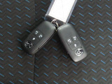 電子キーをポケットやカバンに入れているだけで、ドアの開錠・施錠が行えます。荷物を抱えていてもラクラク開閉です。エンジン始動も行えます。