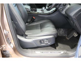 シートヒーター&クーラーを完備した多機能な運転席!使用感が出やすいサイドサポートも含め、擦れやへたりの少ない大変綺麗なコンディションを維持しています!