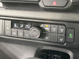 【オートエアコン】一度お好みの温度に設定すれば、車内の温度を検知し風量や温度を自動で調整。暑い&hellip;寒い&hellip;と何度もスイッチ操作をする必要はありません。快適な車内空間には必須の機能ですね♪
