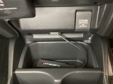 アクセサリーソケットはUSBのアダプターなどをつければ、スマホの充電にも使えます。周辺には物が置けるボックスがついています。