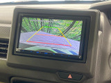 【バックカメラ】駐車時に後方がリアルタイム映像で確認できます。大型商業施設や立体駐車場での駐車時や、夜間のバック時に大活躍!運転スキルに関わらず、今や必須となった装備のひとつです!