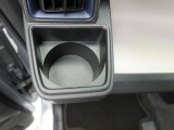 カップホルダーは運転席や助手席からちょうど手の届く位置です!!