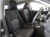 【清潔感のある運転席&助手席】隅々までクリーニングの行き届いた運転席&助手席。目立ったシミや汚れ等もございません。快適なドライブをどうぞ。