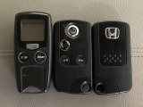 スマートキー付きですからドアロックの開閉およびエンジンスタートが楽々です。電動スライドドアの開け閉めもボタンで操作できます。加えて、純正リモコンエンジンスターター用の操作キーもついています。