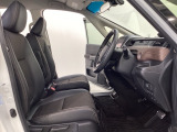 女性でも運転がしやすいように、シートの高さ調整機能(シートリフター)がついています。運転席と助手席の間が空いている為、助手席側への移動がスムーズです。交通量の多い道でも助手席側から乗り降りができます。