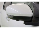 ウインカーミラーはお洒落なだけでなく、対向車や歩行者からの視認性が良く安全性が向上し、事故防止にもつながります。電動格納ミラーなので、運転席からのボタン操作で格納できます。