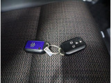 リモコンキーを取り出さなくてもエンジンのON/OFFやドアの開錠・施錠がスイッチ一つで行えるスマートキーです♪