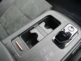 運転席助手席で使用できるドリンクホルダーです。