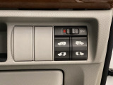 リアドアは乗り降りに便利な両側電動スライドドアです。また運転席に座っていながらスイッチ操作で自在にスライドドアを開け閉めできます。
