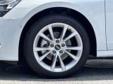 Audiは多様なホイールデザインを提供しており、スポークの形状やサイズ、仕上げ(ポリッシュド、マット、ブラックなど)によって選択肢が豊富です。