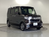 狭い駐車場でも、スライドドアならチャイルドシートへのお子さまの乗降や荷物の積載もスムーズ。とても便利な【助手席側。電動スライドドア】ドアハンドを少し引くだけでリアドアが自動開閉します。