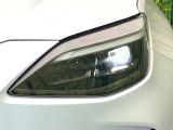 【LEDヘッドライト】悪天候や夜間走行時も良好な視界を確保し安心して運転できる高輝度LEDヘッドライトを装備!点灯速度が早く、消費電力も抑えられています。