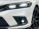 【LEDヘッドライト】悪天候や夜間走行時も良好な視界を確保し安心して運転できる高輝度LEDヘッドライトを装備!点灯速度が早く、消費電力も抑えられています。