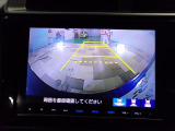 バックカメラの画像です。ガイドラインがスムースな車庫入れをサポートいたします。車庫入れの安心感がアップしますね。