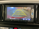 リバースギアに入れるだけで後方の表示へ切り替わります。夜間や雨の日の駐車も楽になりますよ。