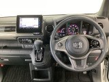 【ハンドル】運転にかかわる様々な操作を安全に行えるように視点移動が少なく操作性に配慮されたスイッチ類が凝縮されたコックピットです。