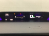 デジタル表示のスピードメーターとタコメーターを大きく配した見やすいメーター部になっています。左側のインフォメーション画面でオドメーターや燃費などの情報を確認できます。