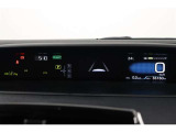 視線移動が少なく疲れにくいセンターメーター!ハイブリッドシステムインジケーターをはじめとしたお車の状態の情報を確認できます。