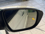 【後方車輛検知】走行中、ドアミラーの死角になりやすい箇所に後続車が接近するとサイドミラー付近に警告を表示、ドライバーに注意喚起をしてくれます。