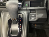 CVT車のセレクトレバーです。低速から高速まで、変速ショックのないスムーズな走りと、エンジン効率のよい領域を維持して燃費にも貢献します。サイドブレーキはスイッチ操作の電子制御パーキングブレーキです。