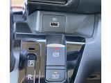 便利なオートホールドと電動パーキングブレーキです。ブレーキペダルを踏み込み、Pスイッチを引き上げると作動、押し下げると解除されます。USBソケット付!