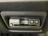 ハンドルの右下にETC2.0がついています。高速道路の料金所の通過も楽々です!。 カードの取り出しもしやすい場所についています。