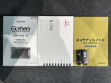 スマートキーは鍵をバッグに入れたままでもドアロックの開閉やエンジンのON・OFFができます。夜間や雨の日も鍵を探さなくて良いので便利です。