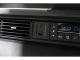 スマートフォンなどの音楽再生が可能なUSB接続ジャック装備車両です♪♪♪