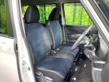 運転席まわりには十分なスペースがあり、大柄な方でもゆったり運転していただける環境です。