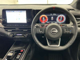 スポーティームード溢れる運転席周りですね。 クイックなドライビングに対応できるよな運転席回りになっています。 ドライブがますます楽しくなりますね!