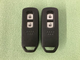 スマートキーを装備しています。鍵を差し込むことなくドアロックの開け閉めと、スタートボタン操作でのエンジンスタートができます。スペアキーも同じものを用意しております。