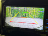 【バックカメラ】駐車時に後方がリアルタイム映像で確認できます。大型商業施設や立体駐車場での駐車時や、夜間のバック時に大活躍!運転スキルに関わらず、今や必須となった装備のひとつです!