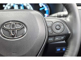 レーダークルーズコントロール(全車速追従機能付)付きです。車速に応じて追従支援してくれるので、ロングドライブも快適です。詳細は販売店スタッフまでおたずねください。