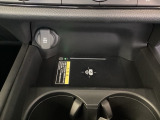 ワイヤレス充電器あります。スマートフォンを置くだけで充電可能。ケーブルをつなぐ煩わしさがありません。