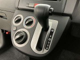 シンプルな操作で的確なシフトチェンジを可能にするゲート式シフトレバーを採用。