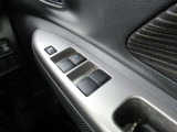 運転席ドアには各ウインドウの集中操作が可能となっています。