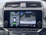 車を空から見たような映像が映る、アラウンドビューモニターで車両周辺の安全確認も一目でできます!小さなお子様や障害物も確認できるので、運転のし易さだけではなく事故防止にも役立ちます♪