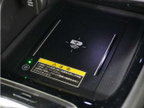 ◆ワイヤレス充電器◆ワイヤレス充電規格Qiに適合した機器を充電エリアに置くことで使用できます。